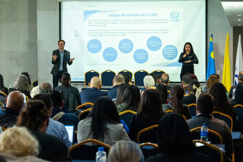 Conferencia con intérprete de lengua de señas en el aniversario del INSOR