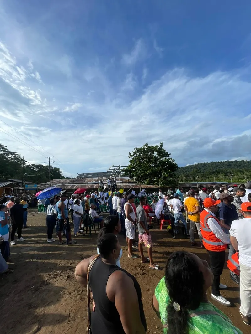 Comunidad reunida en la primera piedra del aeródromo de Bahía Solano